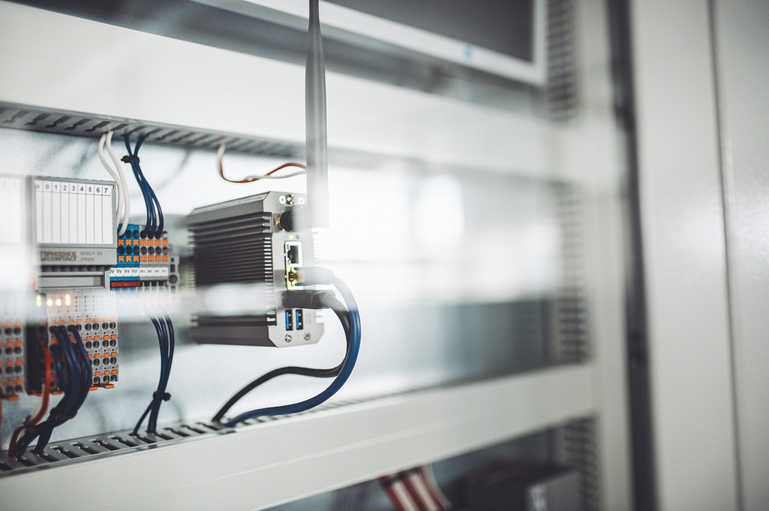 View into a control cabinet at the Bad Pyrmont site in the office with PLCnext hardware 02